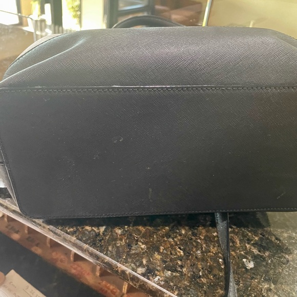 Kate spade 💕
Elegant Black and cream Handbag with Gold Accents Kate spade ♠️ - Picture 4 of 8